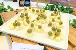 チーズとオリーブのピンチョス